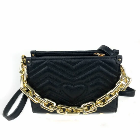 Малка дамска чанта с ефектна дръжка Camilla 20009BL /