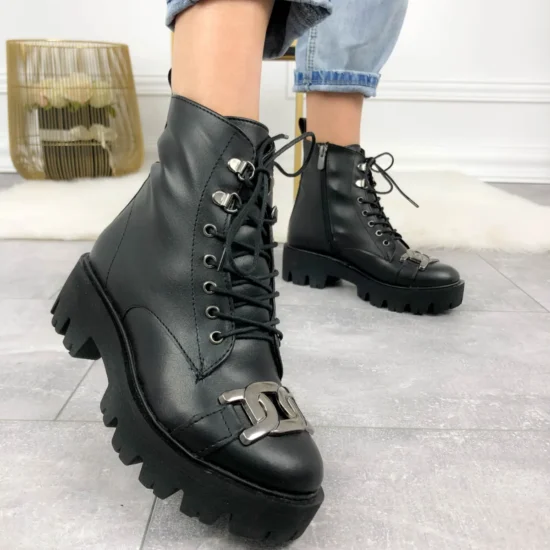 Черни кубинки с катарама отпред Manaus 10079BL /