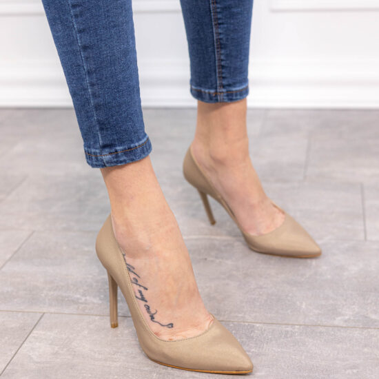 Бежови обувки на ток от сатен /