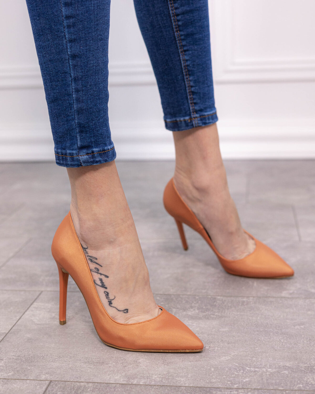Оранжеви обувки на ток от сатен