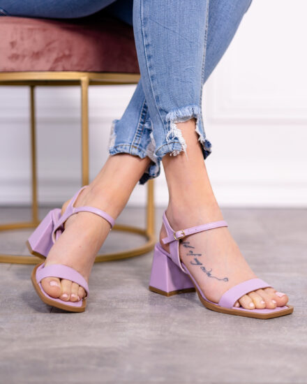 Лилави сандали на среден ток Обувки на ток