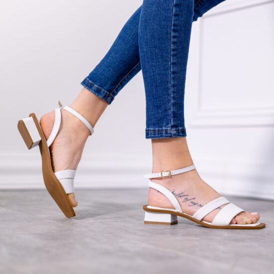 Бели сандали на нисък ток /