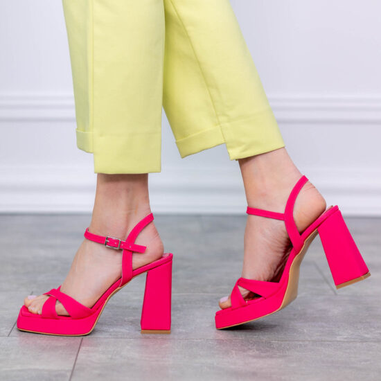 Цикламени сандали от сатен на ток с лека платформа /
