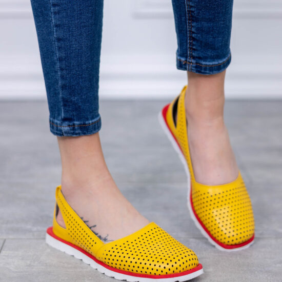 Перфорирани ежедневни обувки от естествена кожа в жълт цвят /