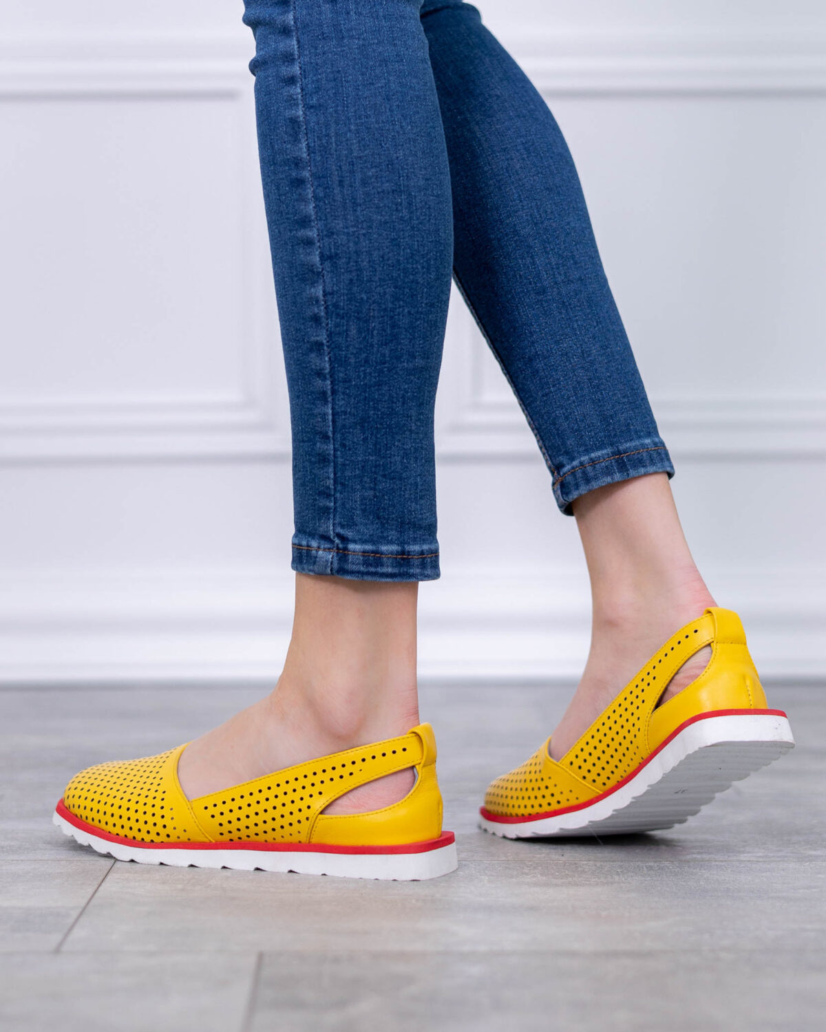 Перфорирани ежедневни обувки от естествена кожа в жълт цвят