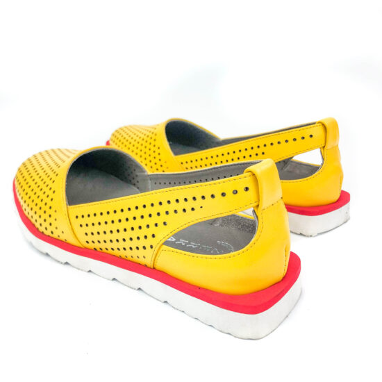 Перфорирани ежедневни обувки от естествена кожа в жълт цвят /