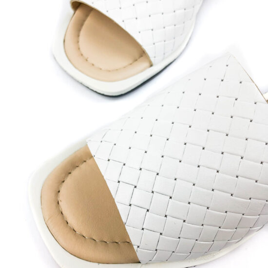 Бели дамски чехли от естествена кожа със скосена форма /