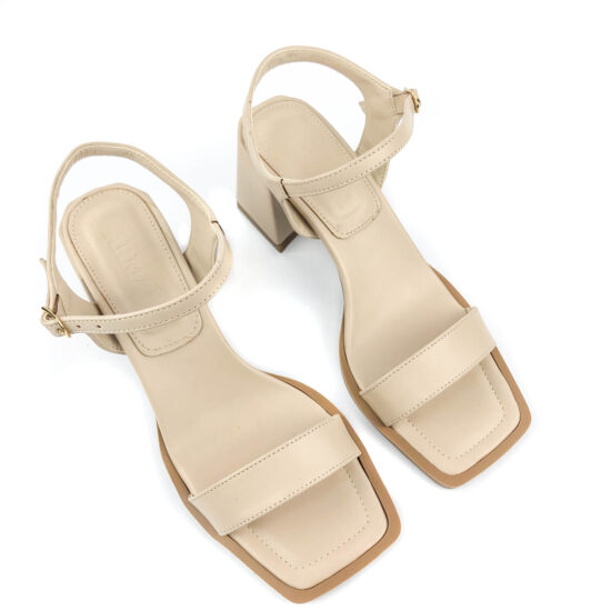 Светлобежови сандали на среден ток /