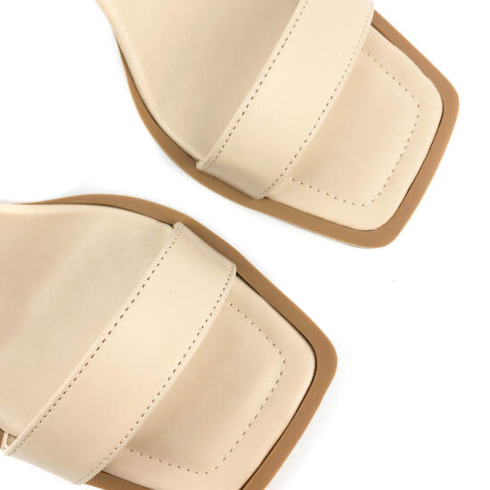 Светлобежови сандали на среден ток /