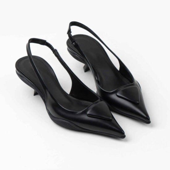 Дизайнерски дамски обувки на нисък ток с остър връх и гумена подметка /