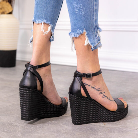 Черни сандали на платформа Caramella 10193 /