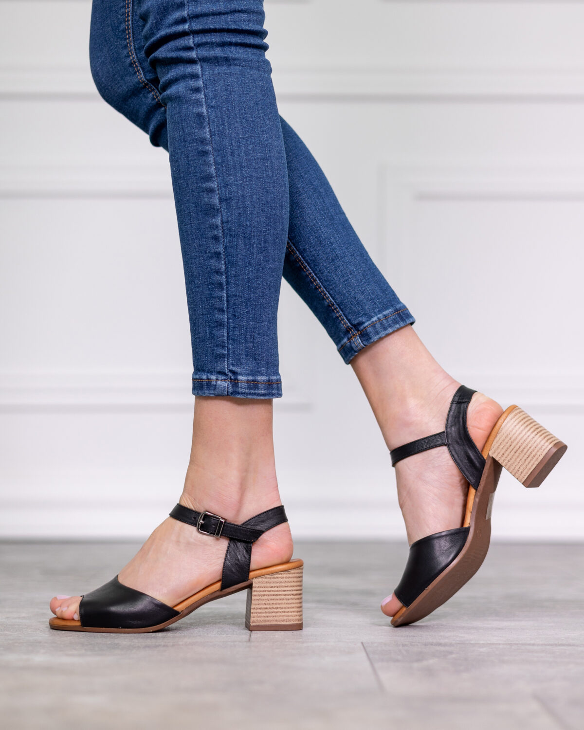 Дамски черни сандали на ток от естествена кожа