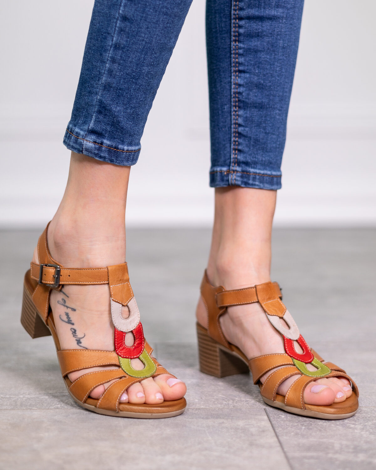 Дамски кафяви сандали от естествена кожа с нисък ток