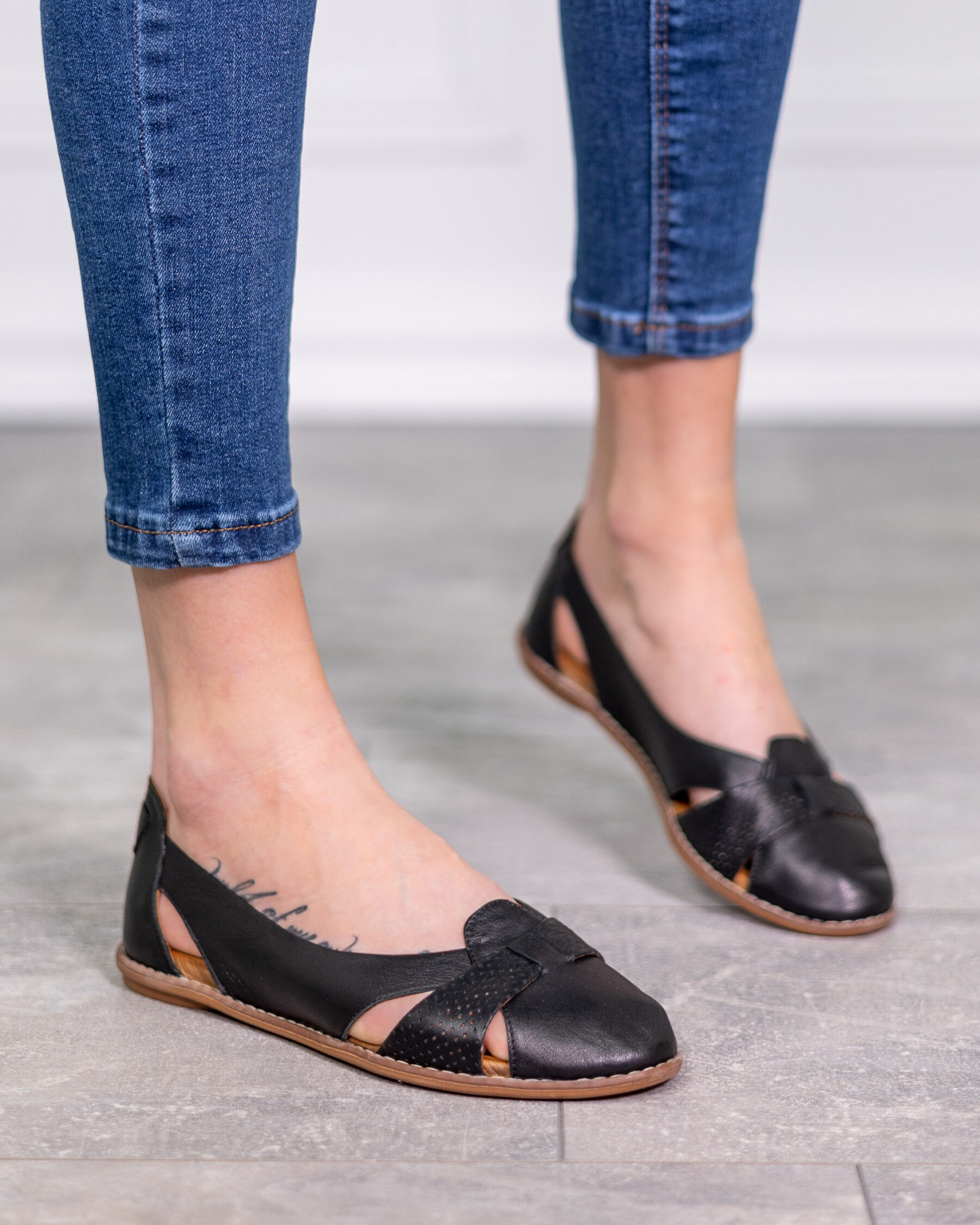 Дамски равни черни обувки от естествена кожа