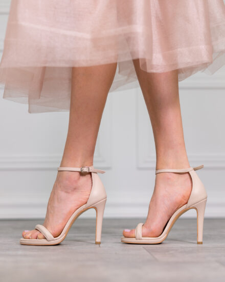 Бежови кожени сандали на тънък ток с каишка на глезена Обувки на ток