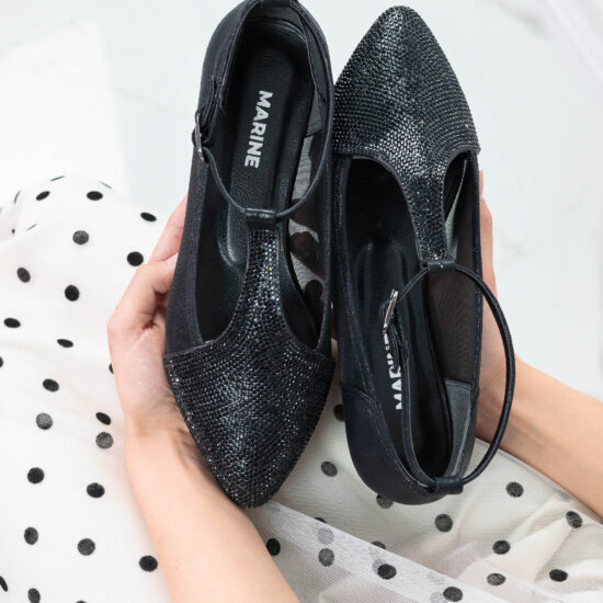 Amiera Елегантни черни балеринки с каишка и декорация от камъни /