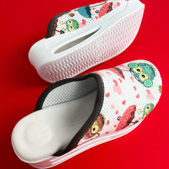 Love Rain Дамско бяло анатомично медицинско сабо с цветен принт /