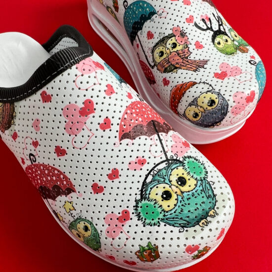 Love Rain Дамско бяло анатомично медицинско сабо с цветен принт /