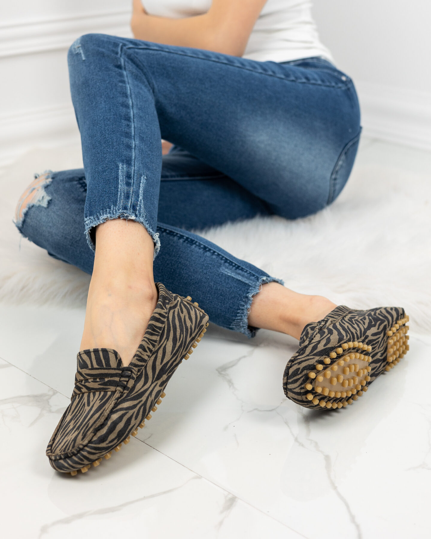 Дамски мокасини от естествен велур с животински принт в бежово и черно Ежедневни обувки Дамски мокасини от естествен велур с животински принт в бежово и черно Ежедневни обувки