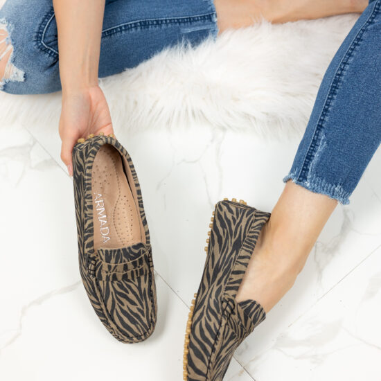 Дамски мокасини от естествен велур с животински принт в бежово и черно /