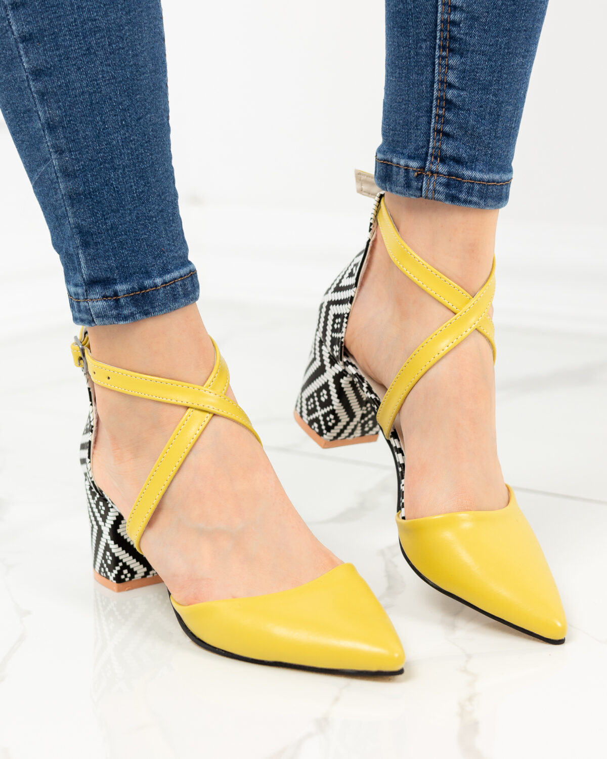 Елегантни обувки на ток с кръстосани каишки в жълто