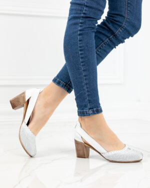 Дамски обувки на нисък ток от естествена кожа в бяло
