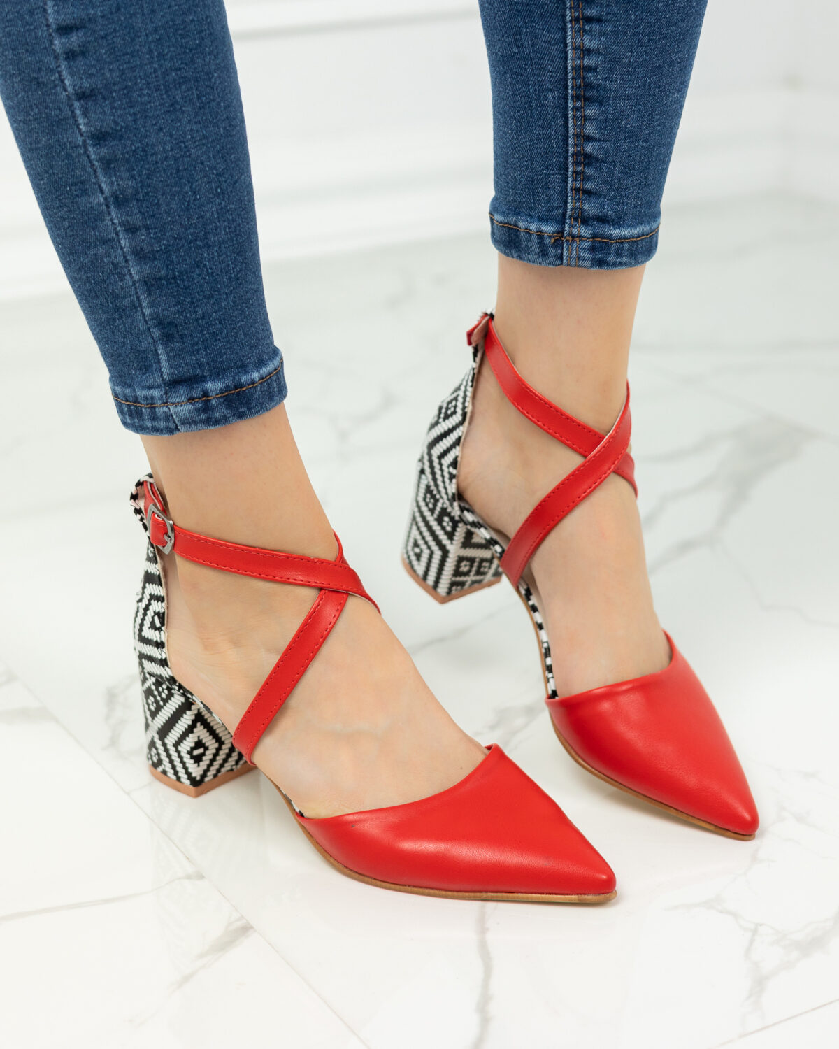 Елегантни обувки на ток с кръстосани каишки в червено