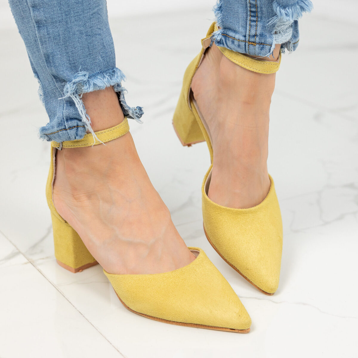 Елегантни велурени жълти обувки на нисък ток