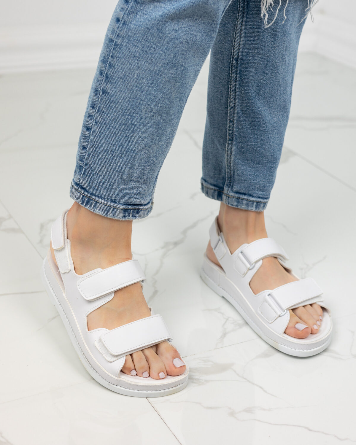 Бели спортни дамски сандали с регулируеми каишки