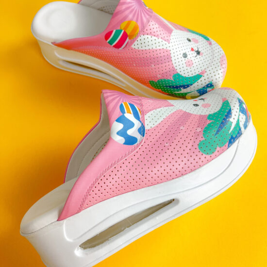 Alternative view of Дамско анатомично медицинско сабо с цветен принт в розово