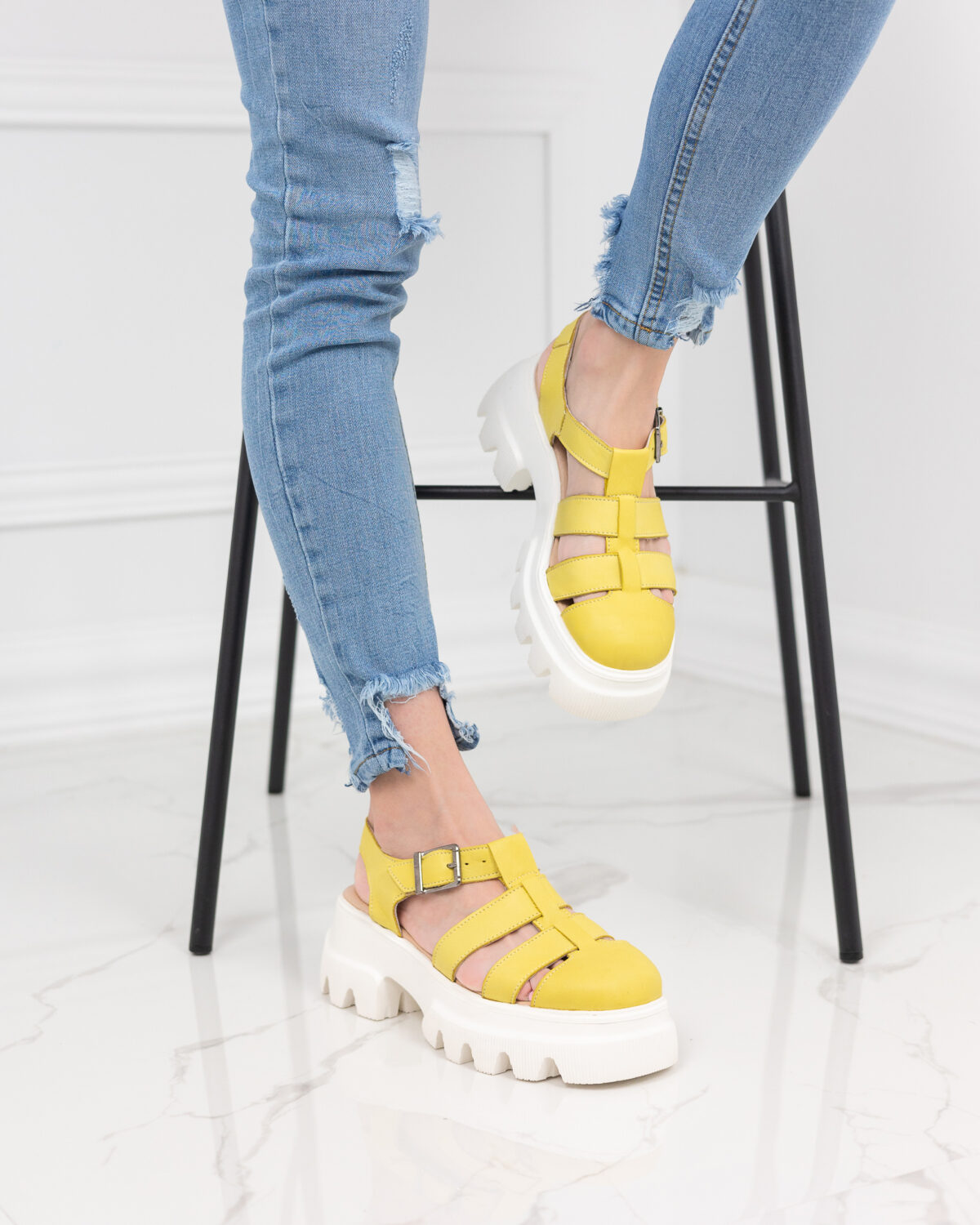 Жълти сандали със затворени пръсти от естествена кожа