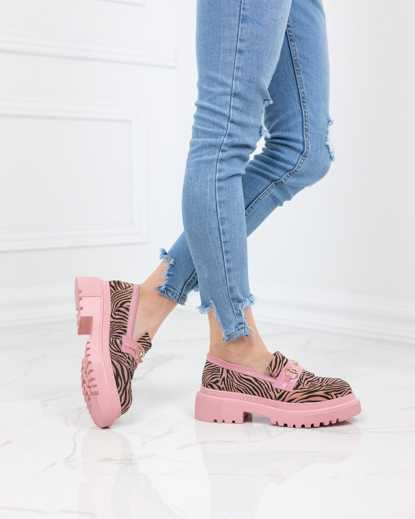 Дамски мокасини от естествен велур с животински принт в черно и розово Sienna 10474 Без категория Дамски мокасини от естествен велур с животински принт в черно и розово Sienna 10474 Без категория