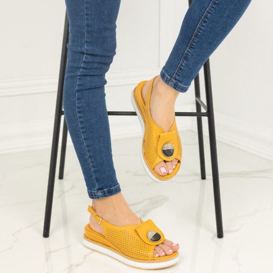 Alternative view of Сандали на платформа в цвят горчица с полуотворени пръсти от естествена кожа