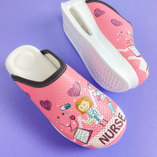 Дамско анатомично медицинско сабо с цветен принт в розово /