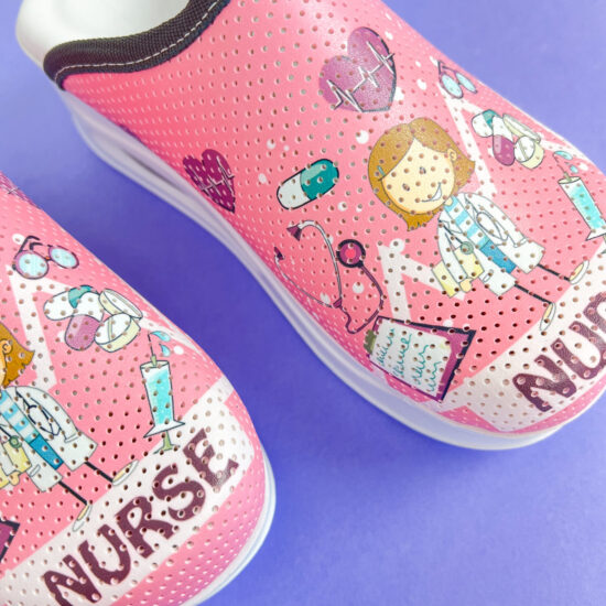 Дамско анатомично медицинско сабо с цветен принт в розово /