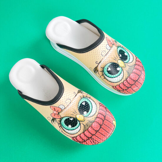 Дамско анатомично медицинско сабо с цветен принт в бежово /