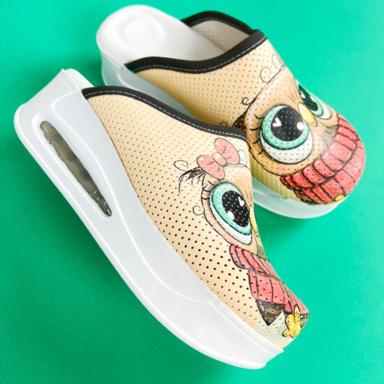 Alternative view of Дамско анатомично медицинско сабо с цветен принт в бежово