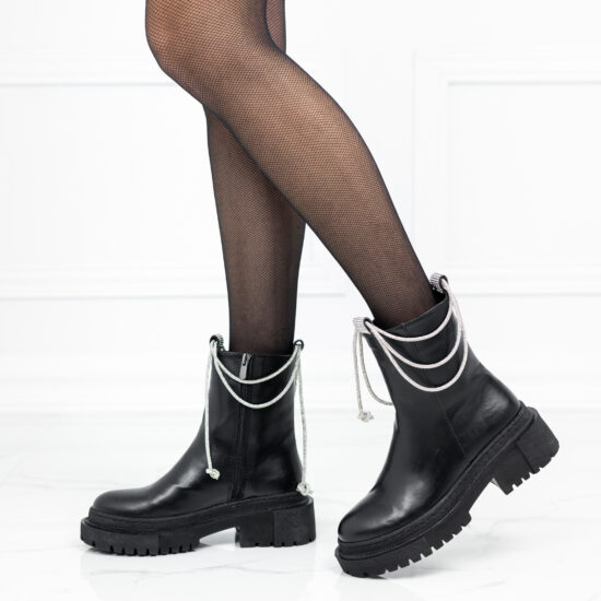 Кожени черни дамски боти /