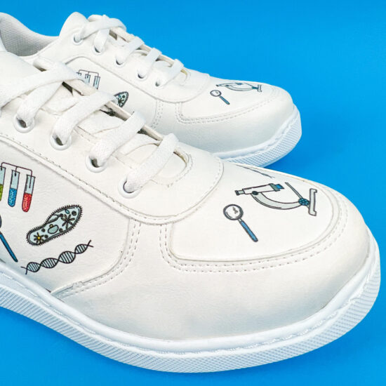 Медицински маратонки Microscope в бяло с принт 600029 /