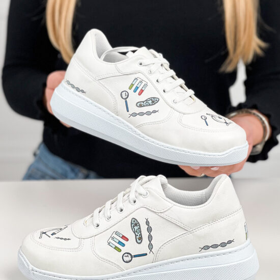 Медицински маратонки Microscope в бяло с принт 600029 /