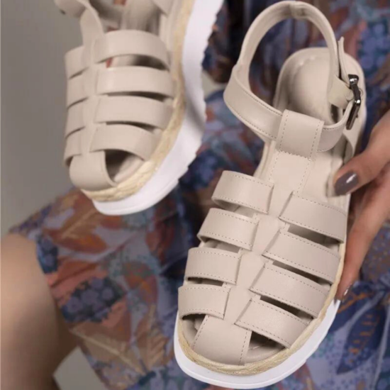 Дамски бежови олекотени сандали със затворени пръсти /