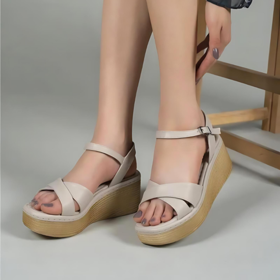 Леки дамски сандали на платформа с кръстосани каишки в бежово /