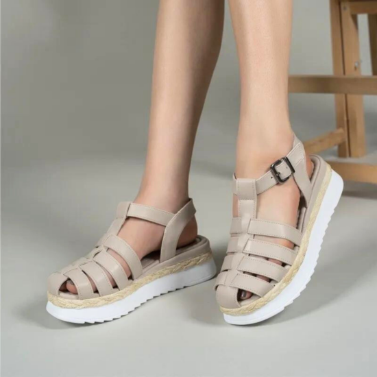 Дамски бежови олекотени сандали със затворени пръсти /