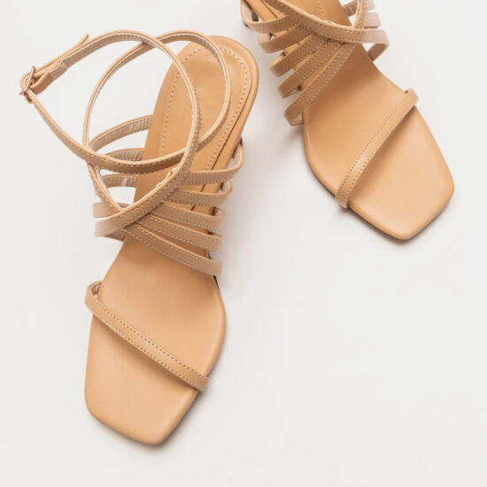 Тъмнобежови сандали на висок ток /