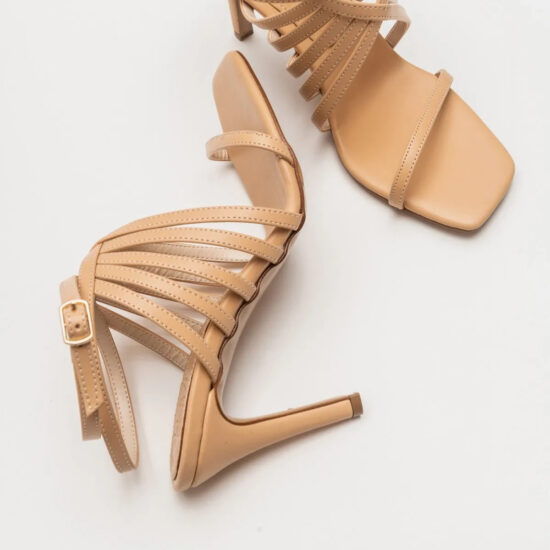 Тъмнобежови сандали на висок ток /