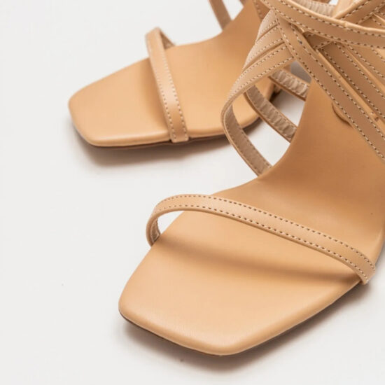 Тъмнобежови сандали на висок ток /