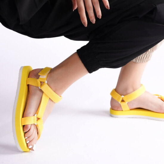 Дамски спортни сандали с регулируеми каишки в жълто /