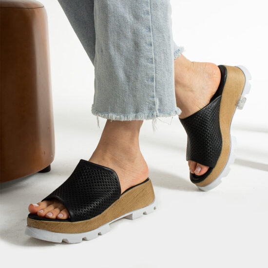 Alternative view of Черни чехли на платформа от естествена кожа