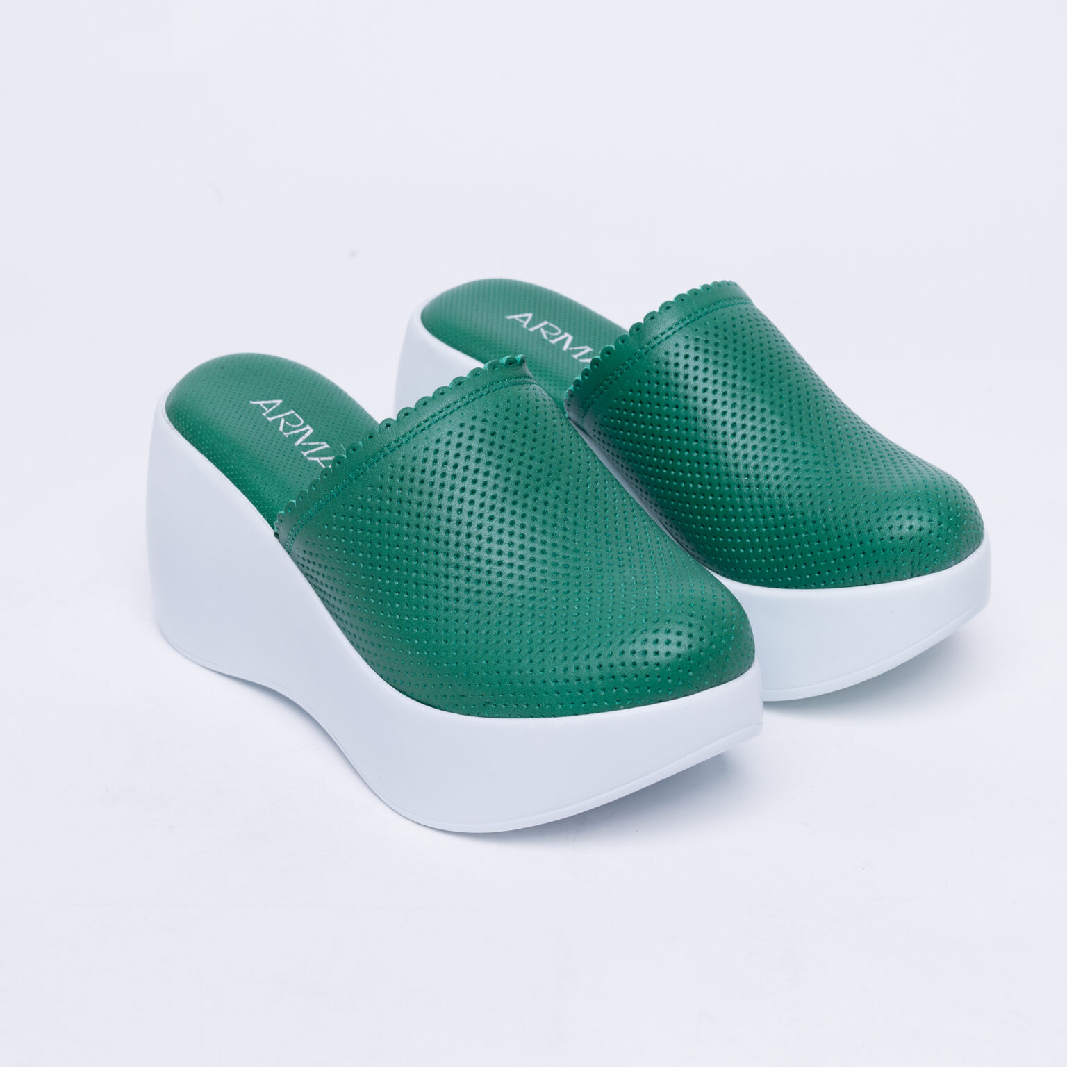 Зелени анатомични чехли на платформа от естествена кожа