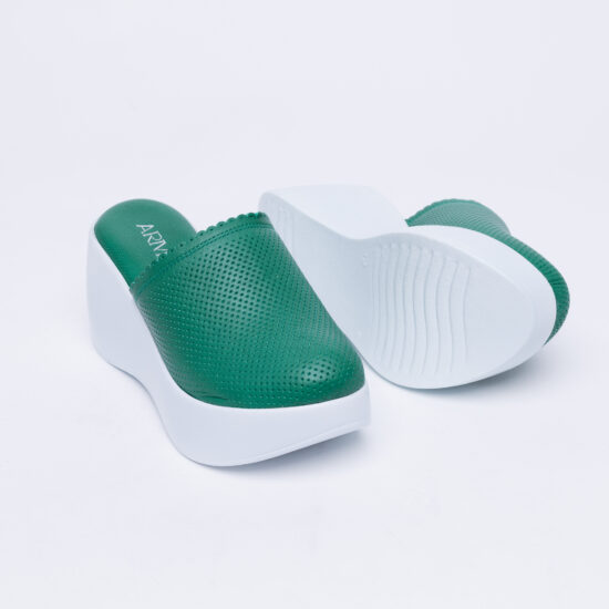 Зелени анатомични чехли на платформа от естествена кожа /